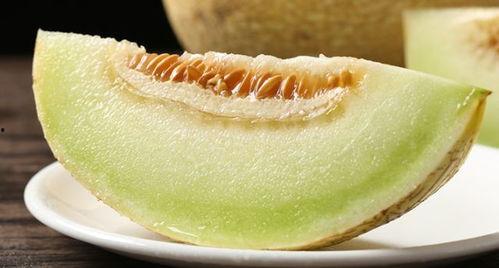 网红在景区吃蜜瓜视频,甜蜜瞬间引网友热议